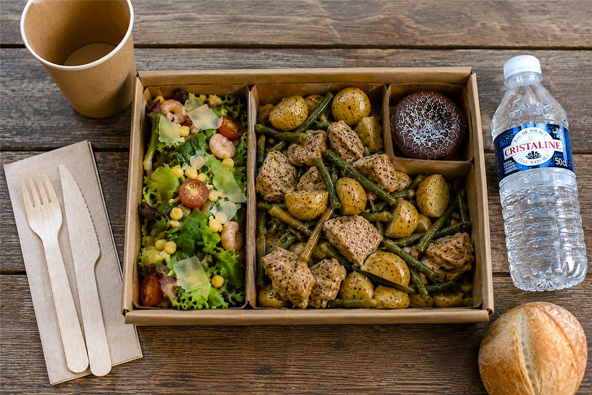 Plateau repas traiteur avec tajine et mezzés variés servis dans des coupelles