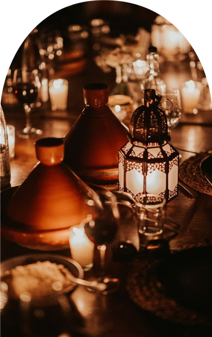 Table dressée avec tajines et lanternes pour un dîner oriental