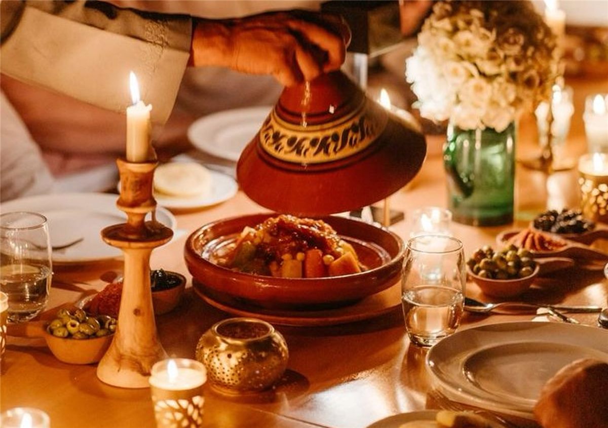 Grande table orientale dressée avec de nombreux plats pour un événement